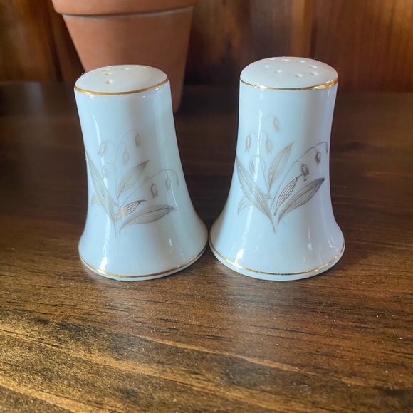 Vintage Lily of the Valley by Kayson in Japan salt and pepper shaker - Picture 1 of 4